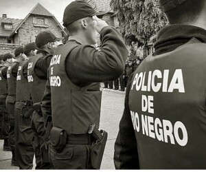 Bariloche: Policía Golpeó a Menores Mapuche y Pateó la Cabeza de una Madre Frente a su Hijo