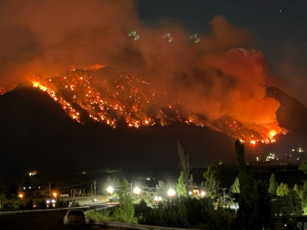 Incendios en Chubut: "Nos desalojan a punta de fuego" denuncia Mapuche 15 Lof mapuche del Puel Mapu repudian acusaciones del gobierno de Chubut por incendios forestales. Denuncian falta de prevención, fondos retenidos y estigmatización hacia pueblos originarios.