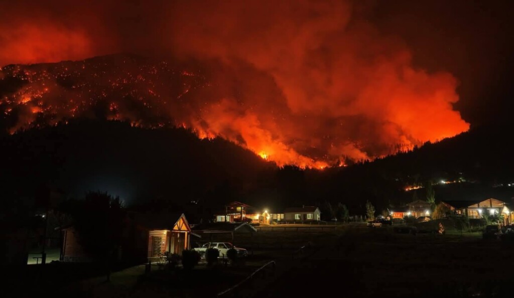 Incendios en Chubut: "Nos desalojan a punta de fuego" denuncia Mapuche 14 Lof mapuche del Puel Mapu repudian acusaciones del gobierno de Chubut por incendios forestales. Denuncian falta de prevención, fondos retenidos y estigmatización hacia pueblos originarios.