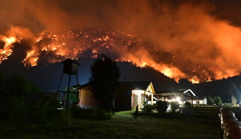 Incendios en Chubut: "Nos desalojan a punta de fuego" denuncia Mapuche 13 Lof mapuche del Puel Mapu repudian acusaciones del gobierno de Chubut por incendios forestales. Denuncian falta de prevención, fondos retenidos y estigmatización hacia pueblos originarios.