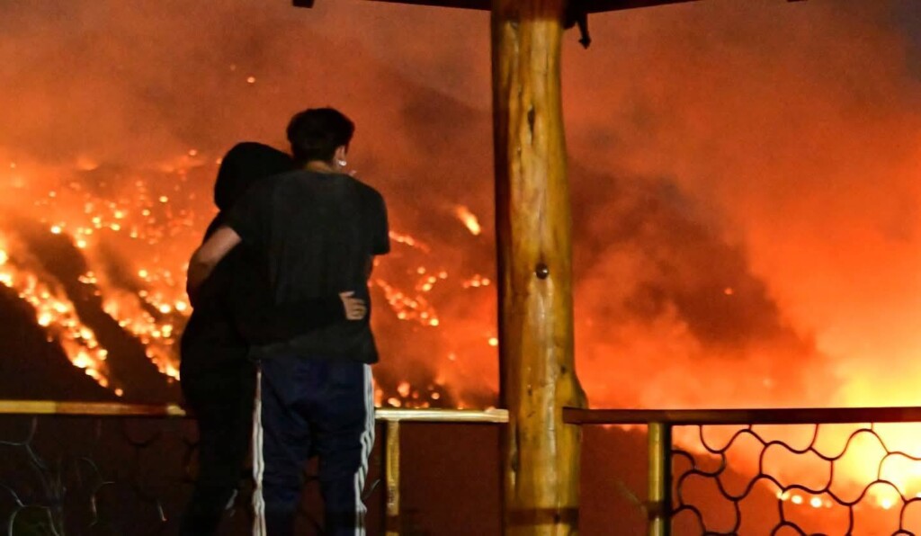 Incendios en Chubut: "Nos desalojan a punta de fuego" denuncia Mapuche 12 Lof mapuche del Puel Mapu repudian acusaciones del gobierno de Chubut por incendios forestales. Denuncian falta de prevención, fondos retenidos y estigmatización hacia pueblos originarios.
