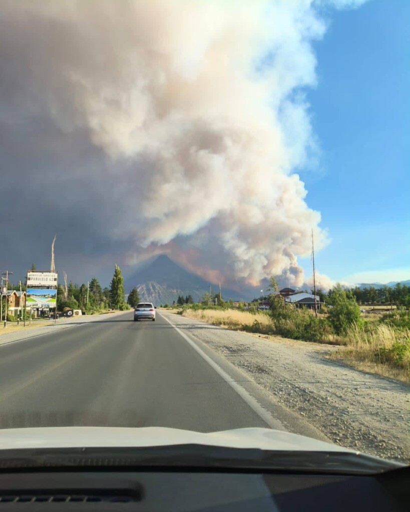 Incendios en Chubut: "Nos desalojan a punta de fuego" denuncia Mapuche 11 Lof mapuche del Puel Mapu repudian acusaciones del gobierno de Chubut por incendios forestales. Denuncian falta de prevención, fondos retenidos y estigmatización hacia pueblos originarios.