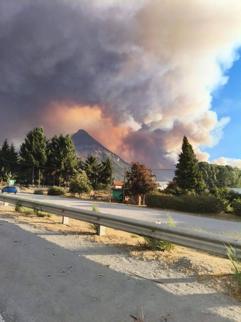 Incendios en Chubut: "Nos desalojan a punta de fuego" denuncia Mapuche 10 Comunidades mapuche denuncian abandono estatal tras los devastadores incendios en la Comarca Andina. Acusan al gobierno de Chubut de usar el fuego como estrategia y culpar injustamente a pueblos originarios mientras retiene fondos de prevención.