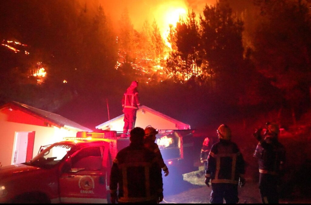 Incendios en Chubut: "Nos desalojan a punta de fuego" denuncia Mapuche 8 Comunidades mapuche denuncian abandono estatal tras los devastadores incendios en la Comarca Andina. Acusan al gobierno de Chubut de usar el fuego como estrategia y culpar injustamente a pueblos originarios mientras retiene fondos de prevención.